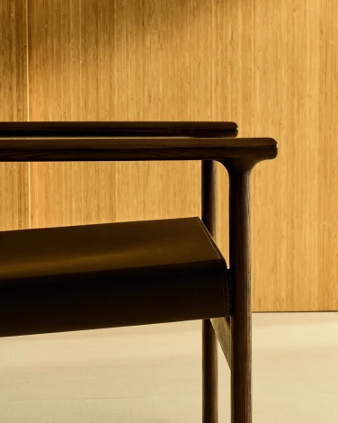 Кресло Jan из переработанной кожи темно-коричневого цвета и ясеня в ореховом цвете La Forma (ex Julia Grup) 301332