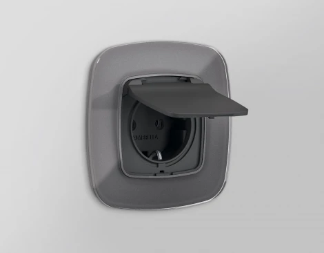 Лицевая панель Ambrella Volt OMEGA (Графит Мягкое касание) для электрической розетки с заземлением со шторками и крышкой IP44 QUANT OP9080