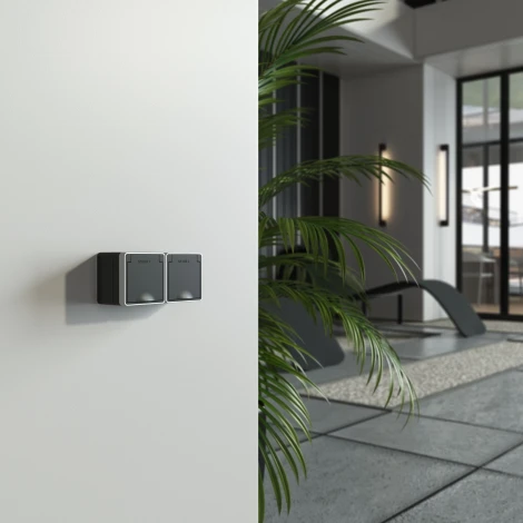 Розетка влагозащ. с зазем. с защит. крышкой и шторками Gallant Werkel W5071234 (черный с серебром)