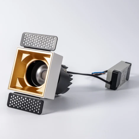 Точечный встраиваемый светодиодный светильник, квадратная рамка, золотой отражатель Fiberli 302T75 12130205