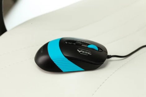 Кресло игровое Zombie RUNNER белый/голубой эко.кожа крестовина пластик