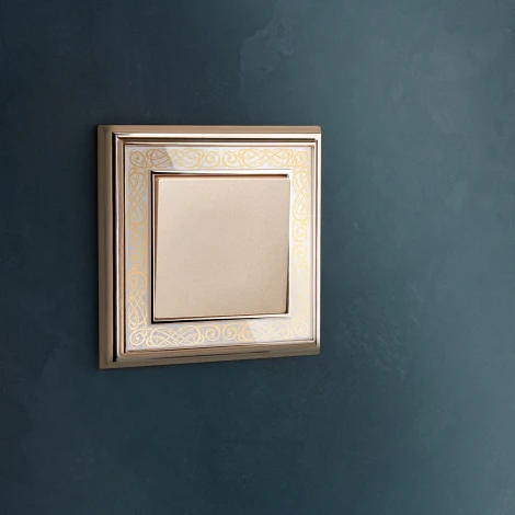 Рамка на 1 пост (золото/белый) W0011429 (a051325)