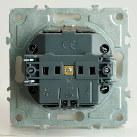 Розетка с заземлением и защитной крышкой (белый) Stekker Эмили 49881