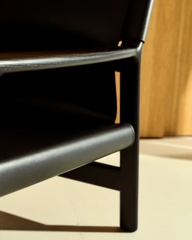 Кресло Jan из переработанной кожи черного цвета и ясеня в черном цвете La Forma (ex Julia Grup) 301336