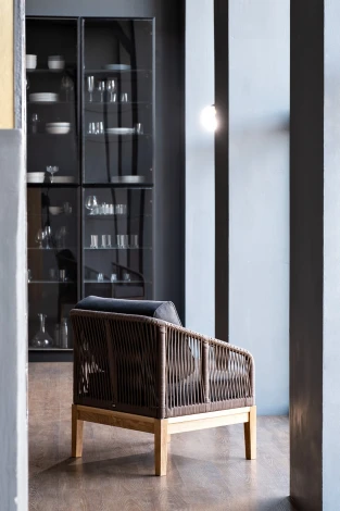 "Канны" кресло плетеное из роупа, основание дуб, роуп коричневый круглый, ткань темно-серая 027 4SIS арт.УТ-00008330