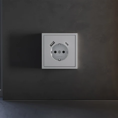 Накладка для розетки с заземлением и защитными шторками с USB A+C (серый) Voltum S70 VLS001016