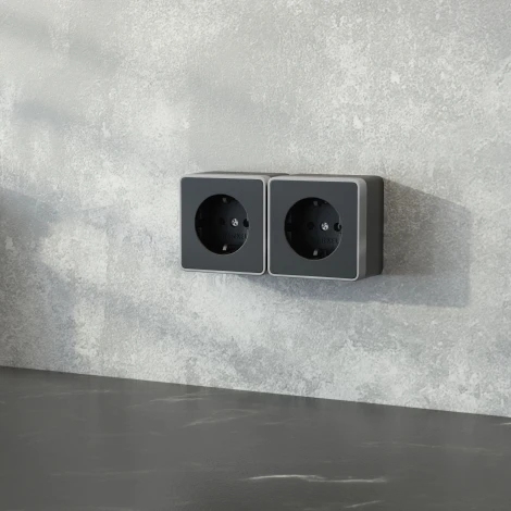 Розетка с заземлением и шторками Gallant Werkel W5071134 (черный с серебром)