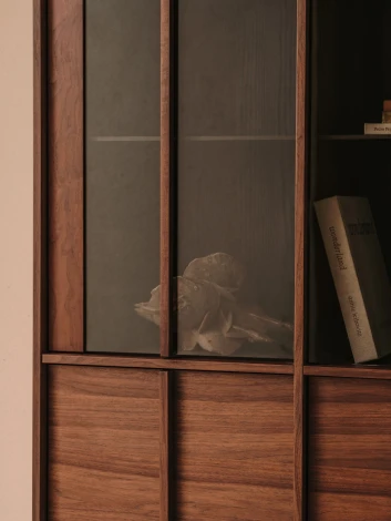 Витрина Onix из массива ореха и орехового шпона темная отделка 101 x 170 см La Forma (ex Julia Grup) 205360