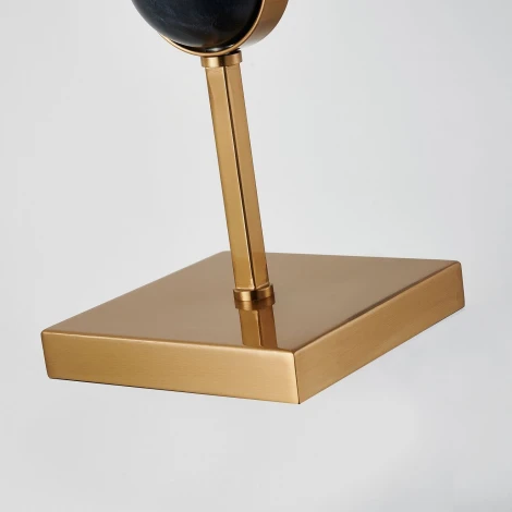 Интерьерная настольная лампа Favourite Diva 2822-1T (220V, куб)