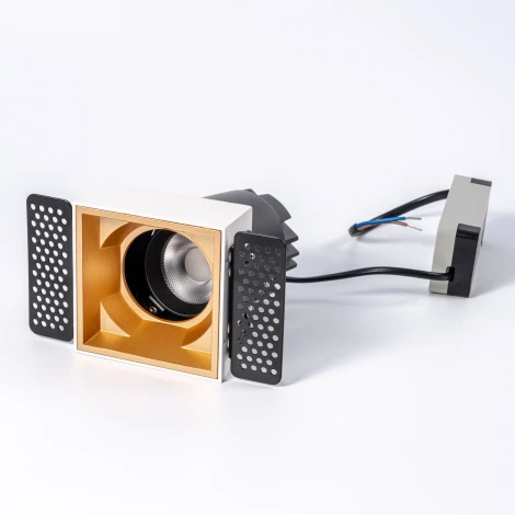 Точечный встраиваемый светодиодный светильник, квадратная рамка, золотой отражатель Fiberli 302T75 12130205