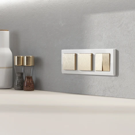 Розетка с заземлением с защит. крышкой и шторками (шампань рифленый) Werkel W1171210 (a069604)