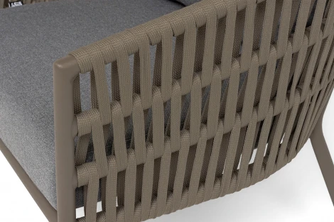 "Комо" кресло плетеное из роупа, каркас алюминий бежево-серый (RAL7006) муар, роуп серо-коричневый 23мм, ткань темно-серая 027 4SIS COM-A-001 RAL7006 Mua S-G-brown(D-gray027)