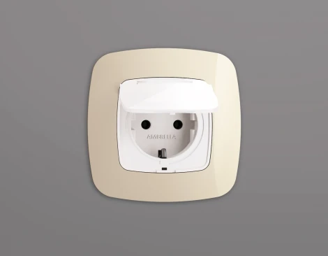 Лицевая панель Ambrella Volt OMEGA (Белый глянец) для розетки с заземлением со шторками и крышкой IP44 QUANT