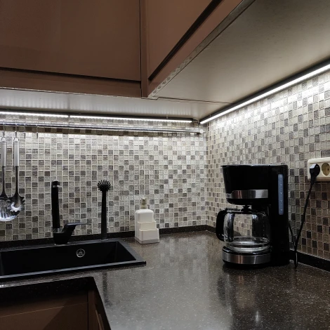 Светильник линейный линейный светодиодный (аналог Т5), 230В. кабель 0,9м с вилкой и крепление в/к. 4000K Volpe ULI-Q951 10W/4000K IP20 BLACK