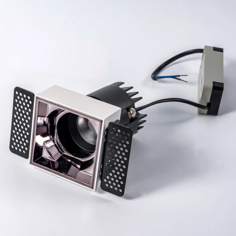 Точечный встраиваемый светодиодный светильник, квадратная рамка, жемчужно-черный отражатель Fiberli 302T75 12130204