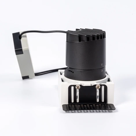 Точечный встраиваемый светодиодный светильник, квадратная рамка, белый отражатель Fiberli 302T75 12130206