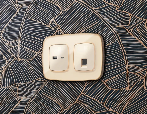 Комплект механизма Ethernet RJ-45 розетки экранированной с автоматической защитной шторкой встраиваемый (бежевый глянец) Ambrella Volt QUANT MO312005