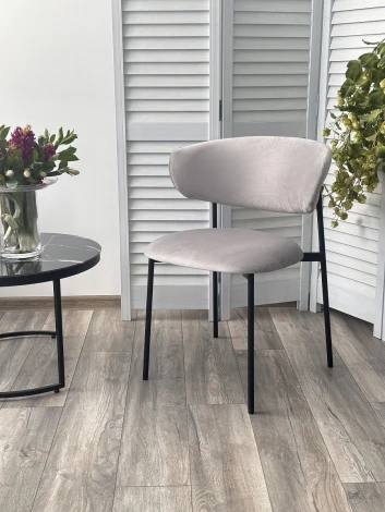 Стул M-City ЛЕОНАРДО H-09 Светло-серый, велюр / черный каркас