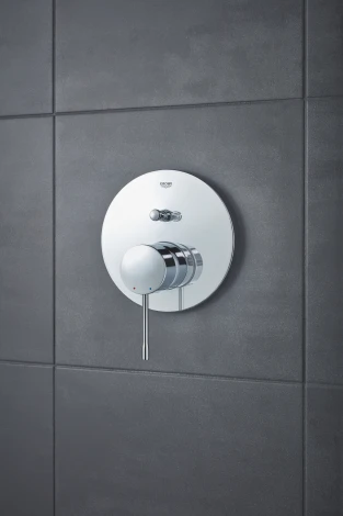 Смеситель Grohe Essence 24058001 для ванны с душем