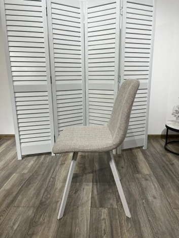 Обеденный стул M-City ELVIS WZ2042-02 светло-бежевый/ белый каркас