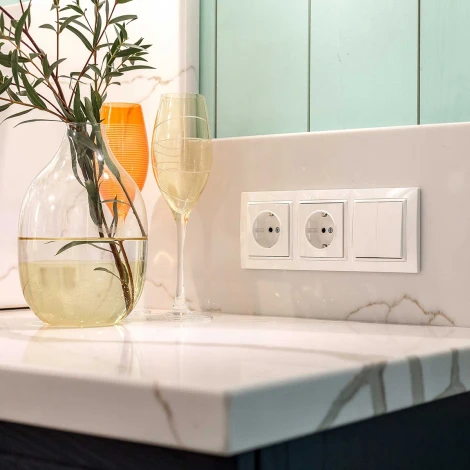 Розетка с заземлением, безвинтовой зажим (белый) Werkel W1171301 (a051108)