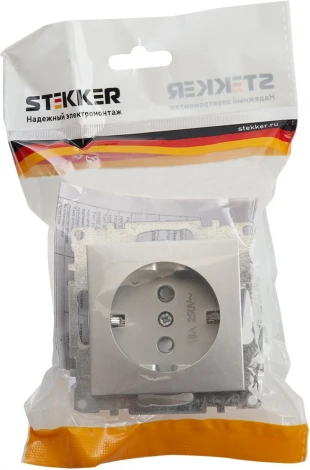 Розетка с заземлением и шторками (серебро) Stekker Катрин 39582