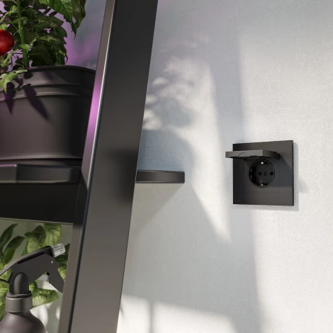 Розетка с заземлением с защит. крышкой и шторками (черный матовый) Werkel W1171208 (a069582)