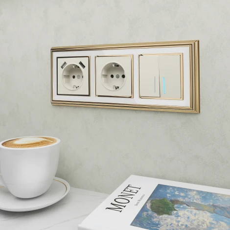 Рамка на 3 поста (золото/белый) W0031329 (a051218)