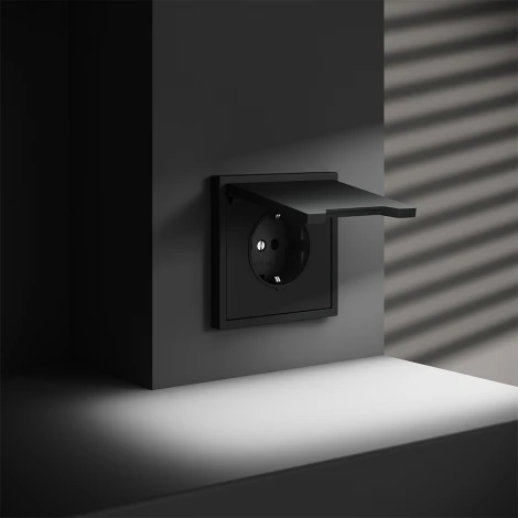 Розетка с заземлением, шторками и крышкой (черный матовый) Voltum S70 VLS040308